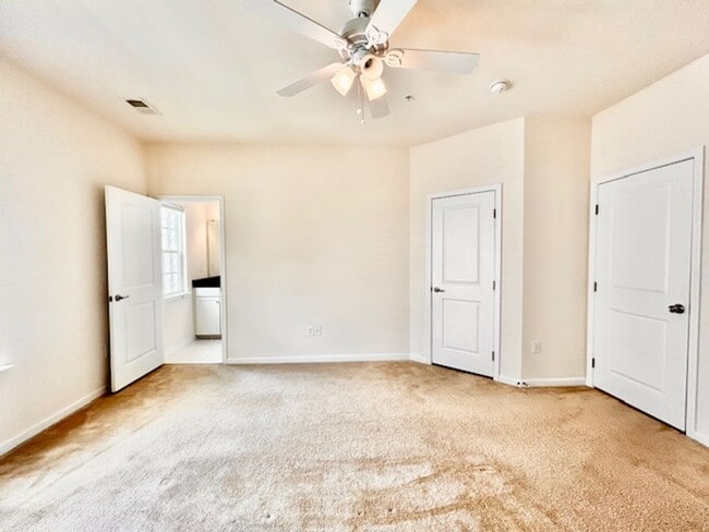 Building Photo - Welcome to the desirable Howard Square