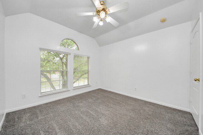 Building Photo - 1605 Spring Glen Ln