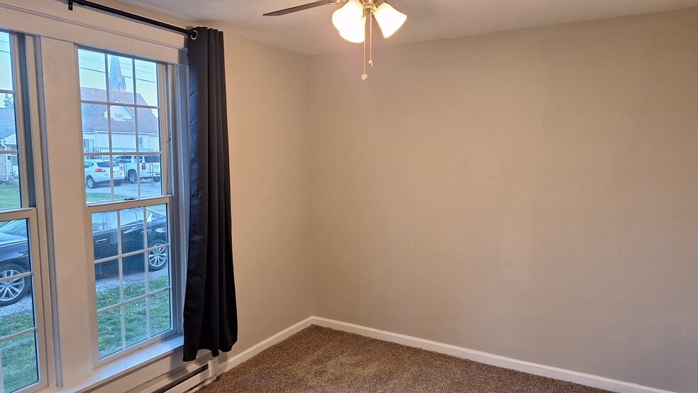 Master bed - 1021 Adams Ave