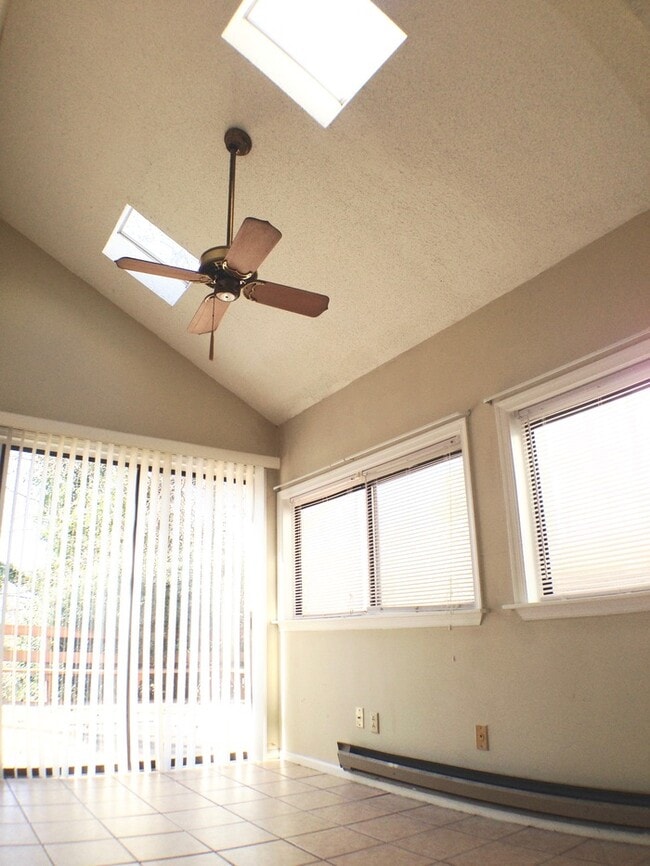 Building Photo - Beautiful and Waterfront!