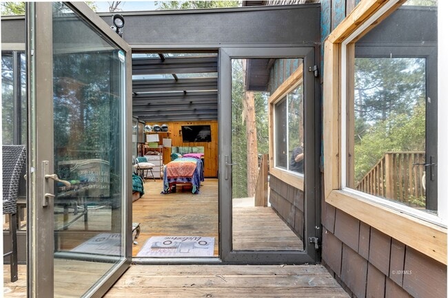 Building Photo - 3 bd 2 ba country cabin close to town