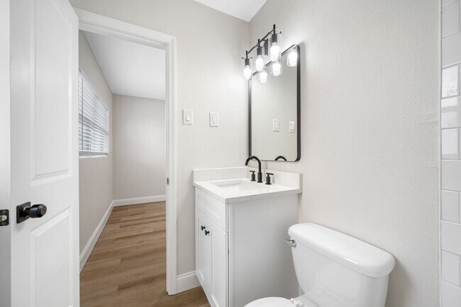 Building Photo - Davis Islands 1/1 Renovated Apartment - IN...