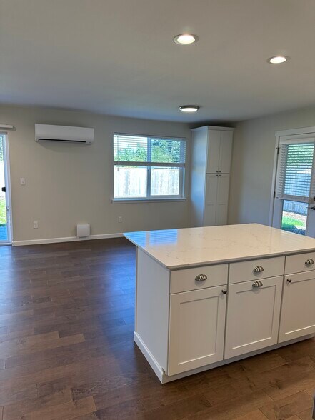 Living area - 6704 Summerset Dr SE
