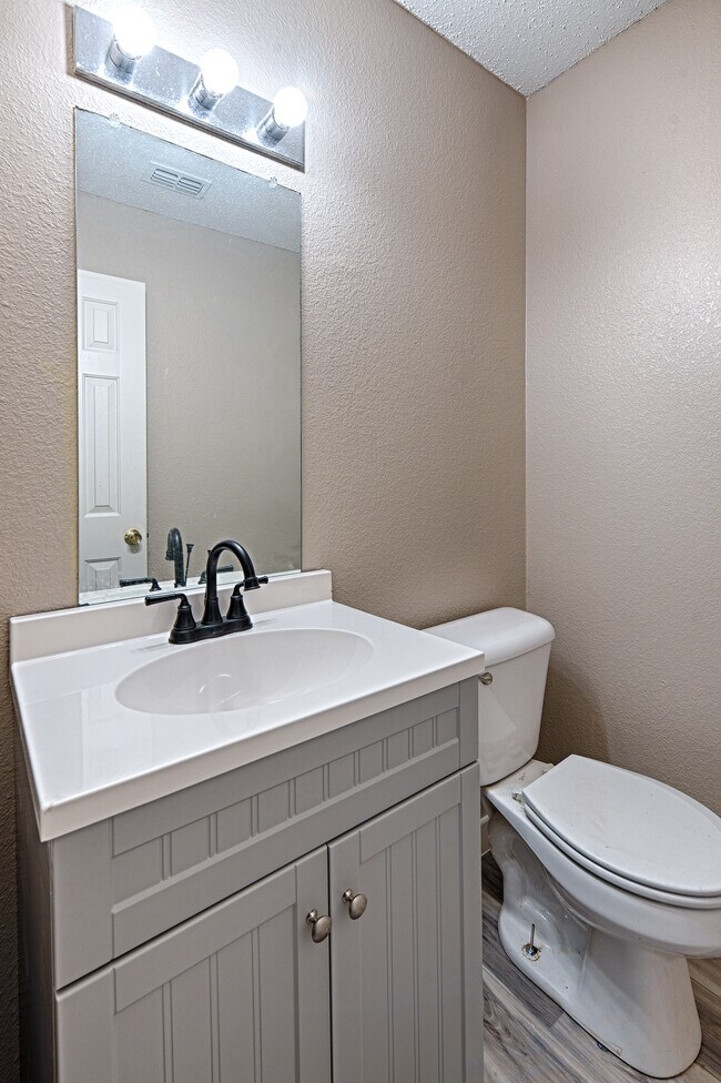 Building Photo - 5909 Thoroughbred Trail