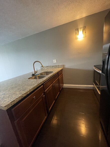 Building Photo - 2701 Riverside Dr