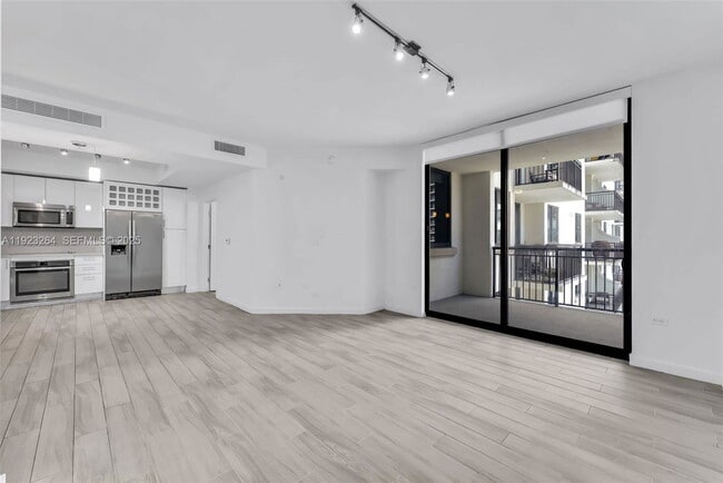 Building Photo - 999 SW 1st Ave