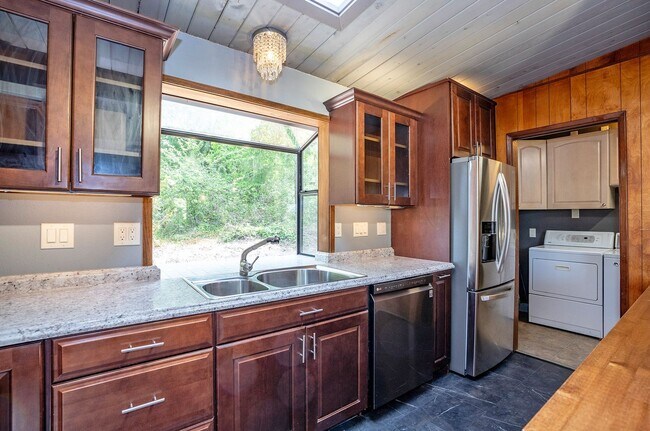 Building Photo - 3-Bed Waterfront Home in Vaughn