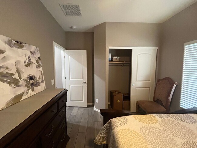 Building Photo - Clean and well maintained 4 bedroom home f...
