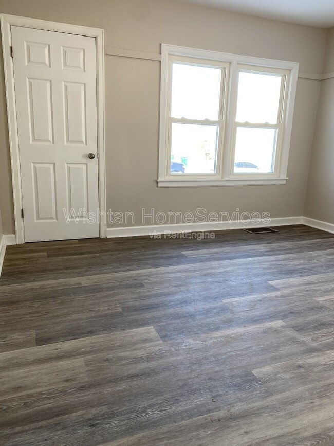 Building Photo - 427 W Murray St