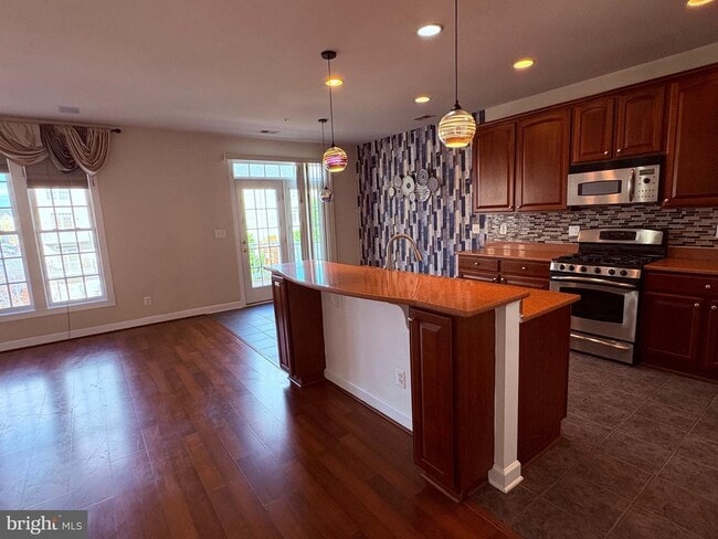 Building Photo - 635 Whetstone Glen St