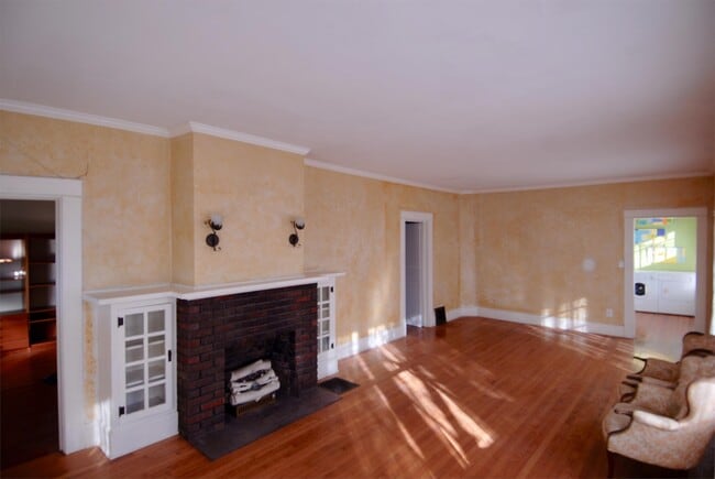 Building Photo - 330 Rollston Ave