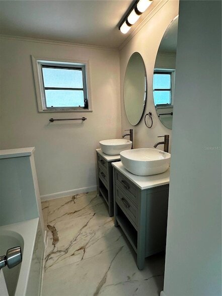 Building Photo - 812 Bayview Dr
