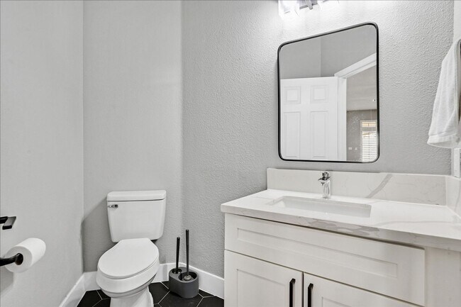 Building Photo - Fully remodeled 5 bed plus Loft / 4.5 bath...