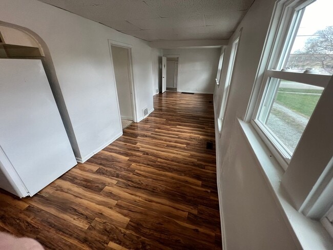 Building Photo - 2 bedroom house, huge 2 car garage, large ...