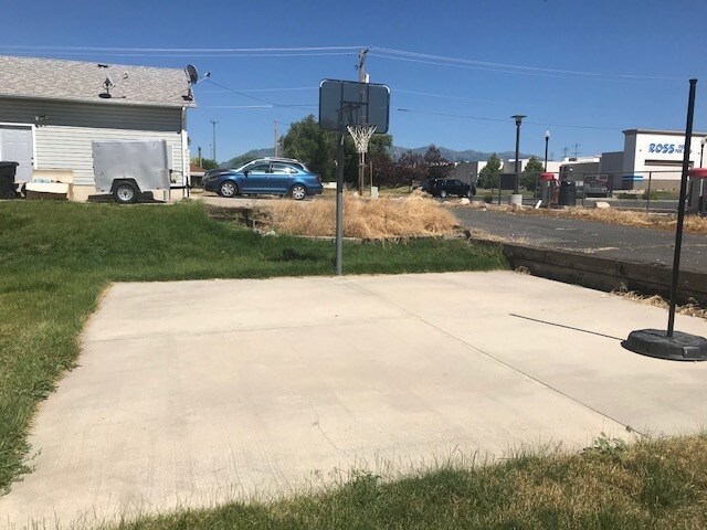 Building Photo - Beautiful home in Clinton with sport pad and playground