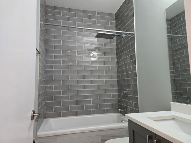 Building Photo - 2744 N Lincoln Ave