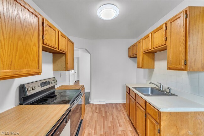 Building Photo - 5581 Saxon Dr