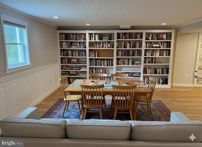 Building Photo - 10909 Clara Barton Ct