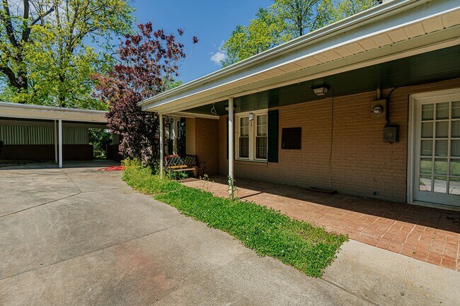 Building Photo - 3 Bed-2 Bath Bungalow in Burlington available  JULY