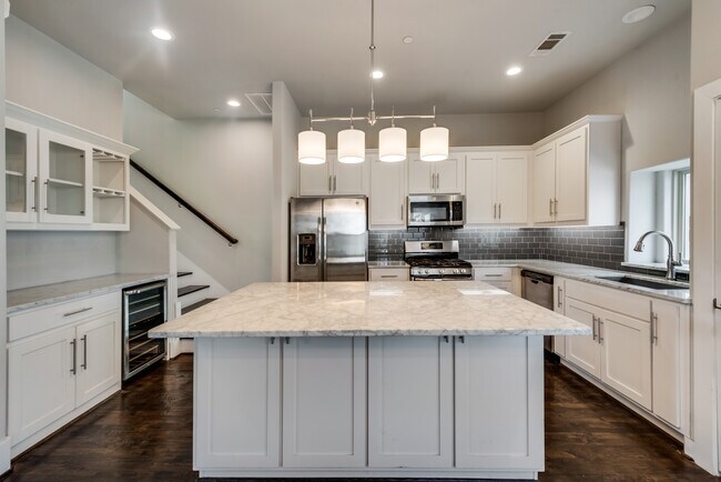 Building Photo - 5815 Bryan Pky