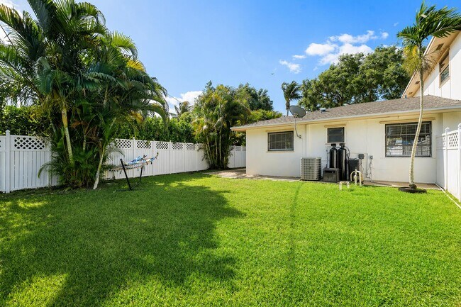 Building Photo - 2103 N Palm Cir