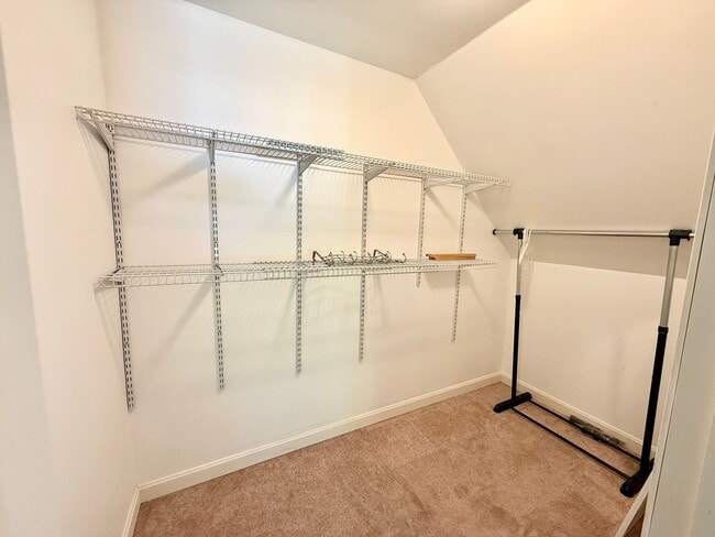 Building Photo - Sunny & Spacious 4 bedroom home