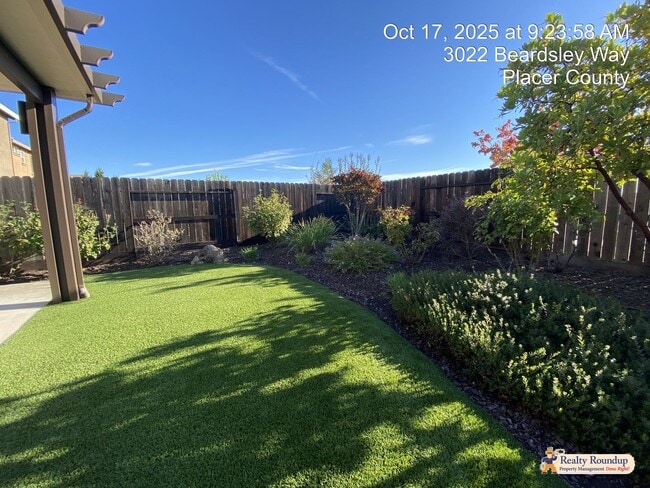 Building Photo - Pristinely Maintained Roseville Home with ...