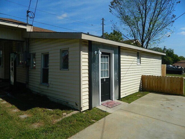 Building Photo - 700 S College Dr