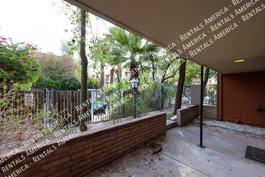 Building Photo - 4820 N Woodmere Fairway