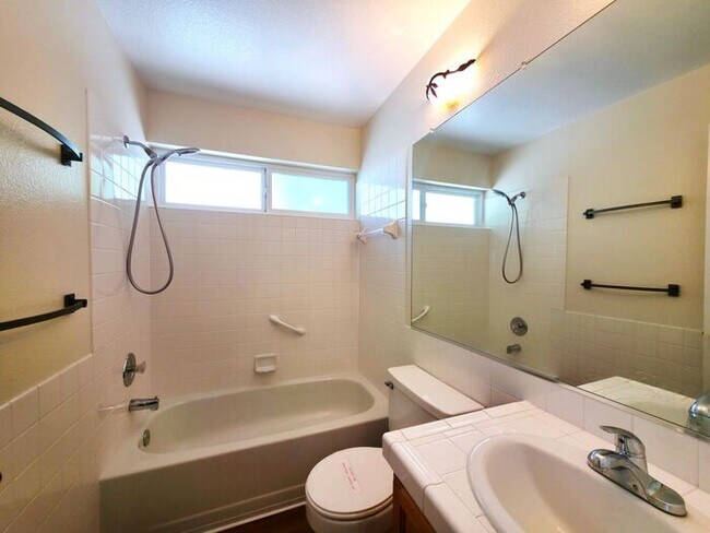 Building Photo - Beautifully Updated 3 Bedroom 2 Bath Updat...