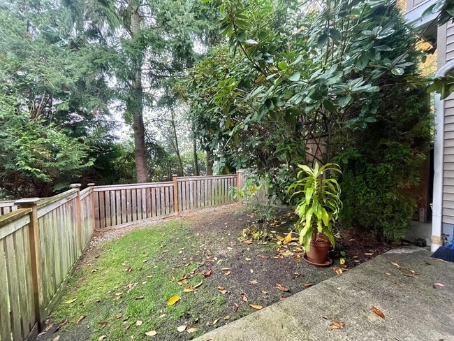 Building Photo - Bellevue Townhome! 2 Bedroom 2.5 Bathroom! *Utilities Included*