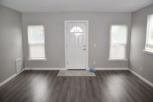 Building Photo - Updated 2 Bedroom 1 Bath Hilltop Home