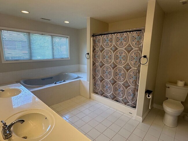 Building Photo - Spacious Home in Belvedere!
