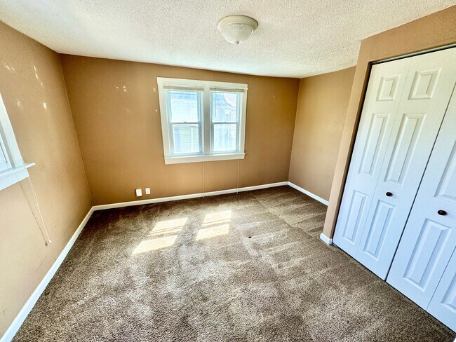 Building Photo - 335 James Ave SE