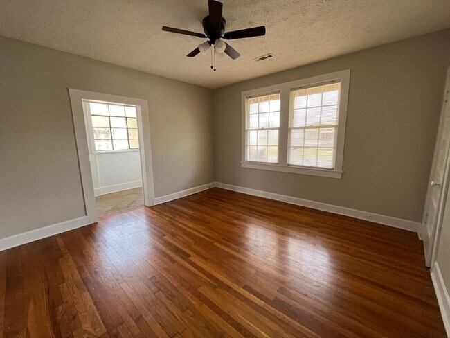 Building Photo - 3 Bedrooms, 1 Bathrooms - Celanese House