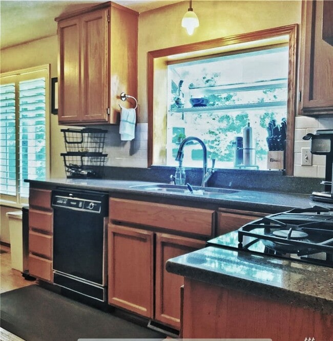 Building Photo - Open, bright and roomy with private backyard