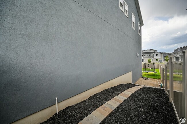 Building Photo - 15162 S Cantle Dr