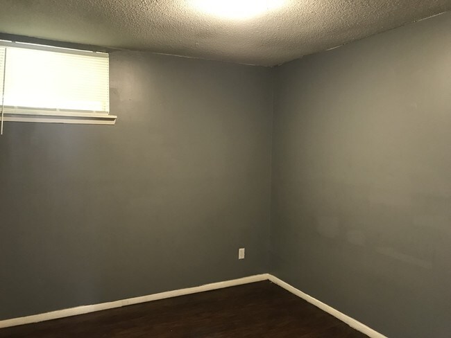 Building Photo - Red Bank Apartment 2/1: Great Price!