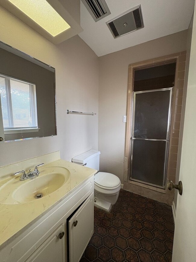 Building Photo - Beautiful 3 bedroom/2 bath with Garage and Central Air & Heat!