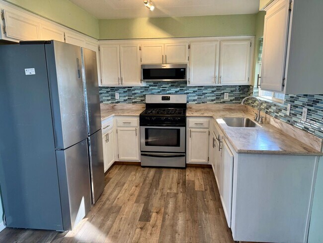 Building Photo - 3 Bedroom 2 Bathroom home at end of Cul-De-Sac