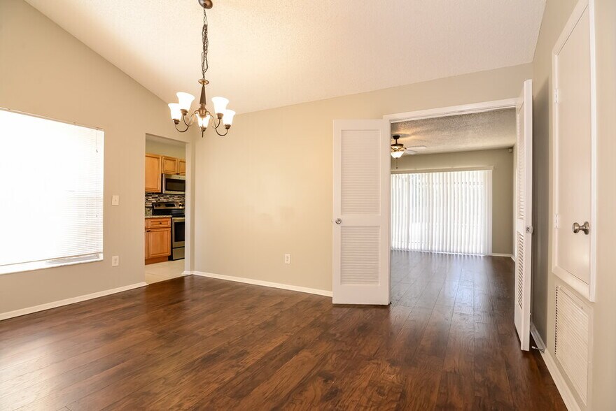 Building Photo - 1428 High Knoll Dr