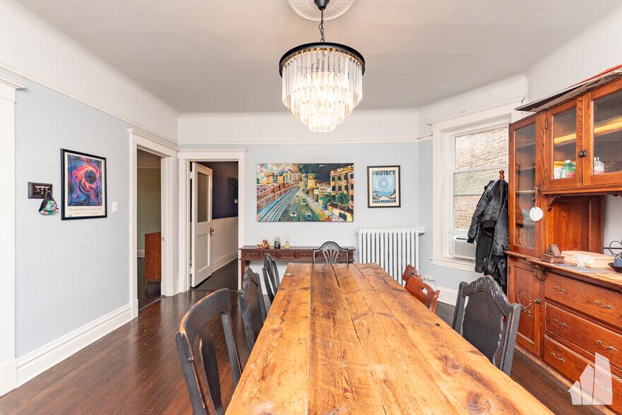 Building Photo - 842 W Waveland Ave