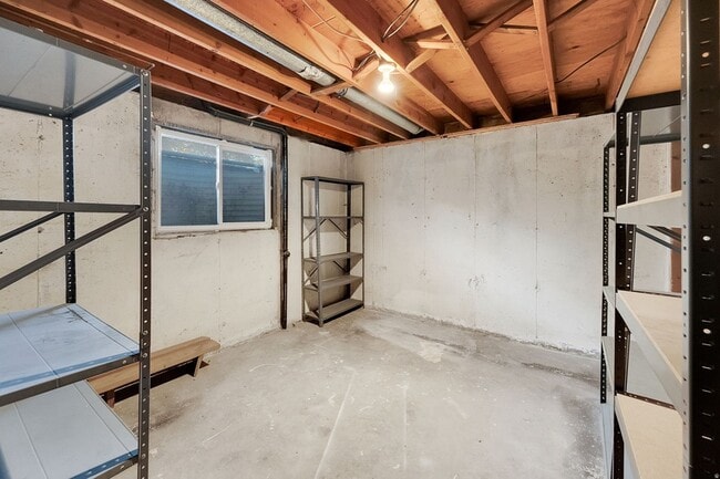 Building Photo - 916 Vics Rd