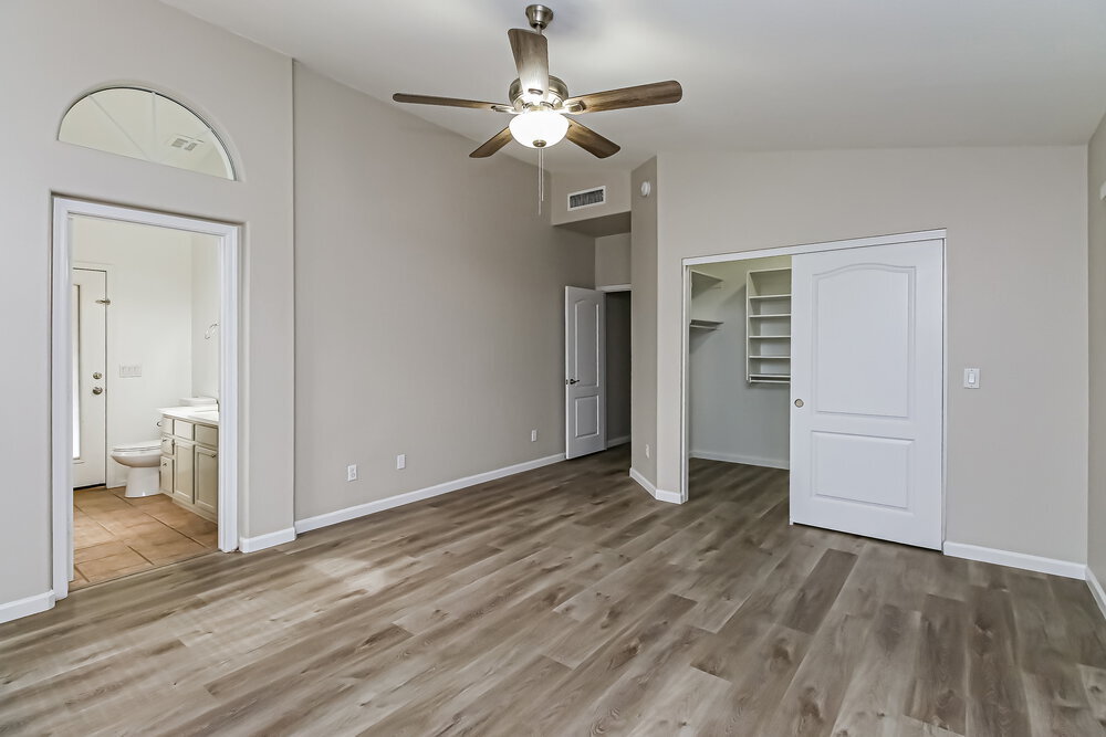Building Photo - 477 E Devon Dr