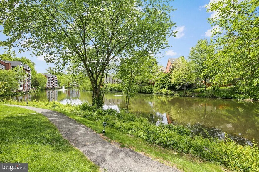 Building Photo - 7602 Lakeside Village Dr