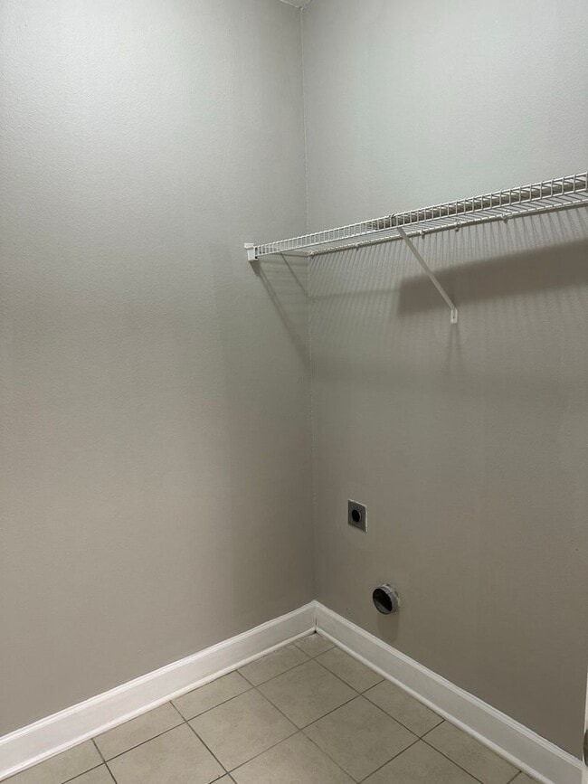 Building Photo - COMING SOON - FIRST FLOOR APARTMENT COMMUN...