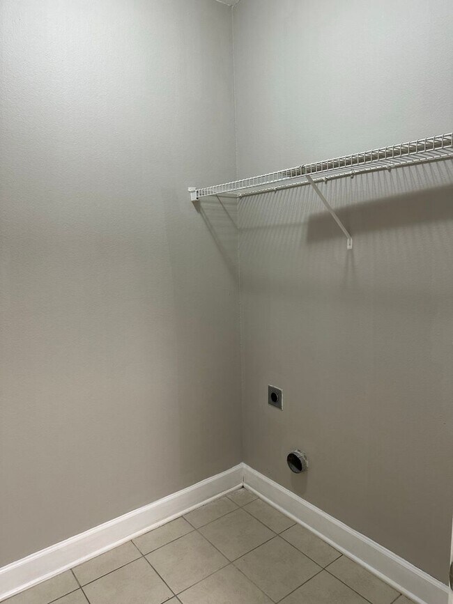 Building Photo - FIRST FLOOR APARTMENT COMMUNITY POOL!