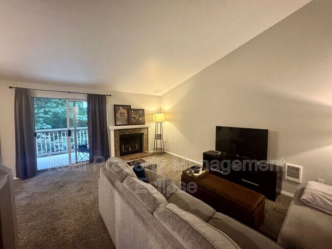 Building Photo - 15433 Country Club Dr