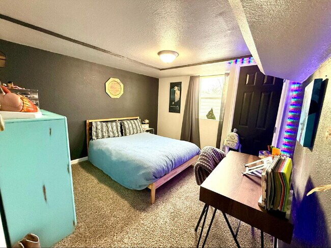 Building Photo - Gorgeously Updated Pueblo Home