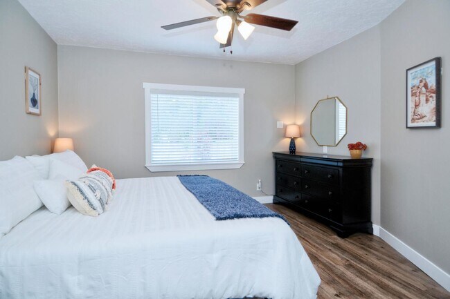 Building Photo - Remodeled Detached Cottage with Fenced Yard! Pet Friendly!